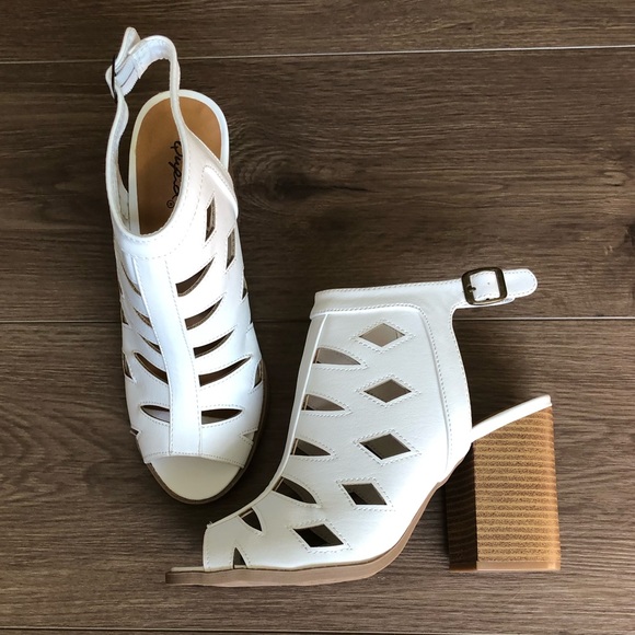 ✨Flash Sale✨White Laser Cut Stacked Heels - Picture 2 of 8